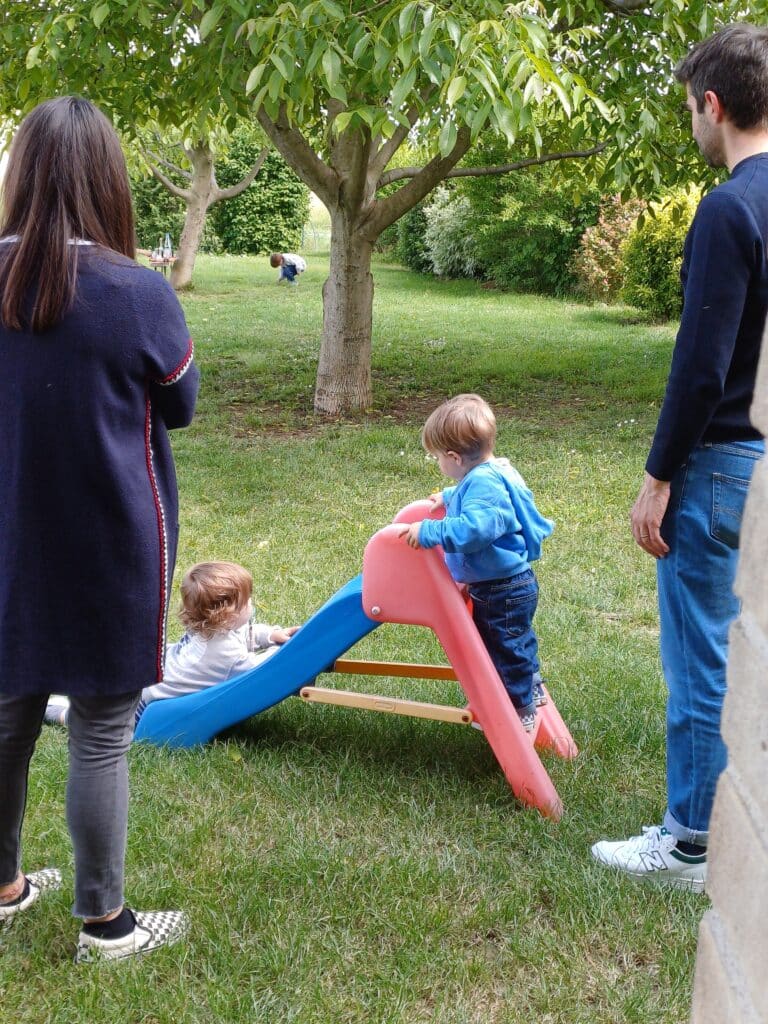 agriturismo boccette esterno con scivolo e bimbo