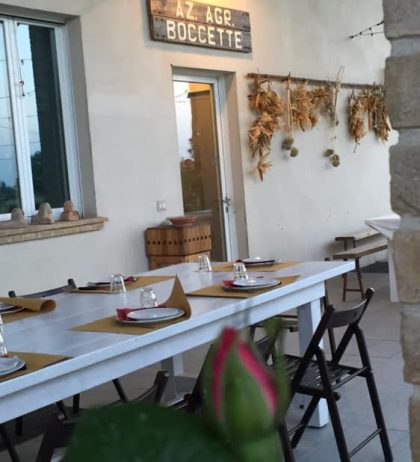 ingresso esterno con tavola - agriturismo boccette
